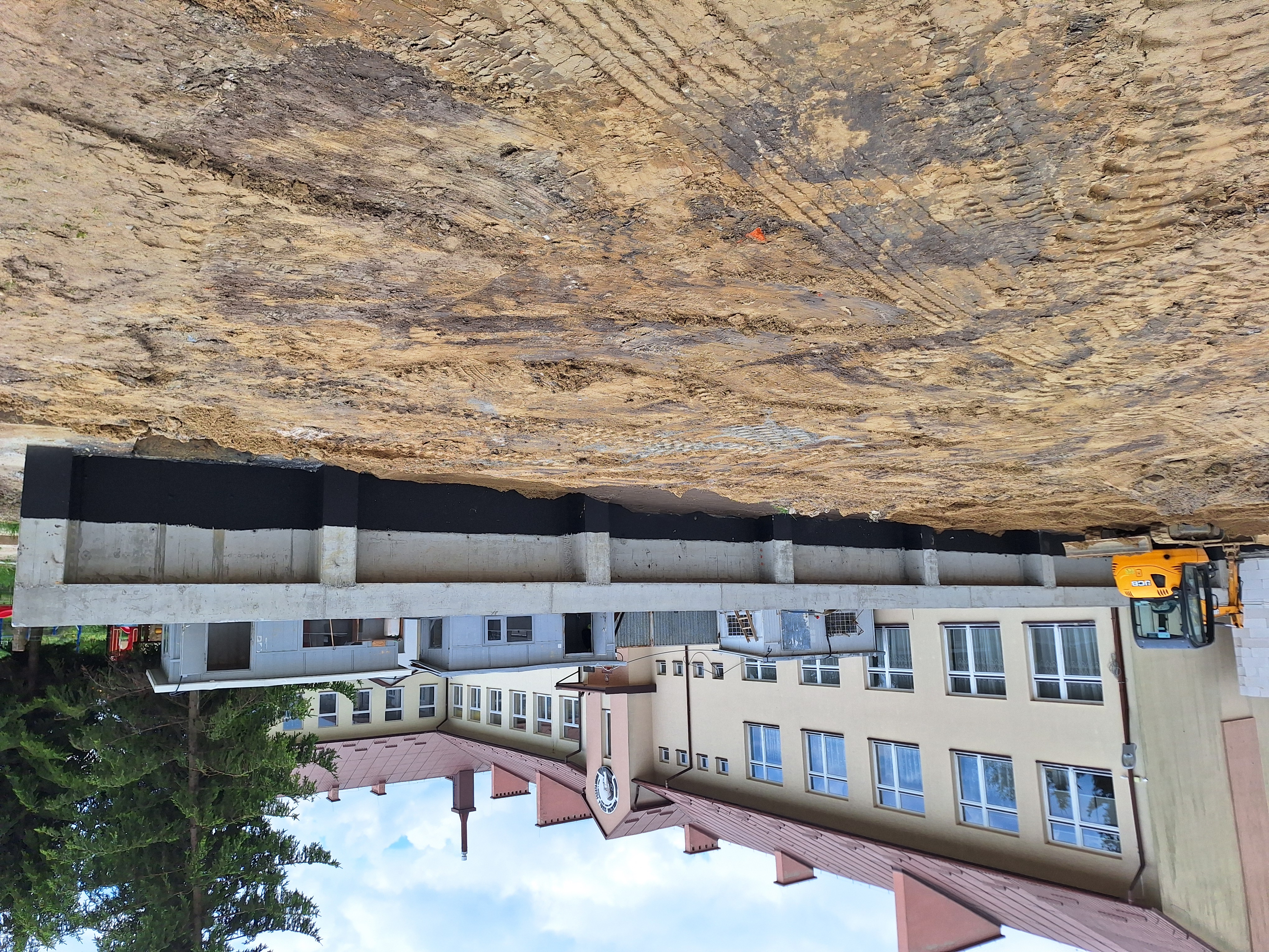 Zdjęcia z prac przy budowie hali sportowej w Partyni