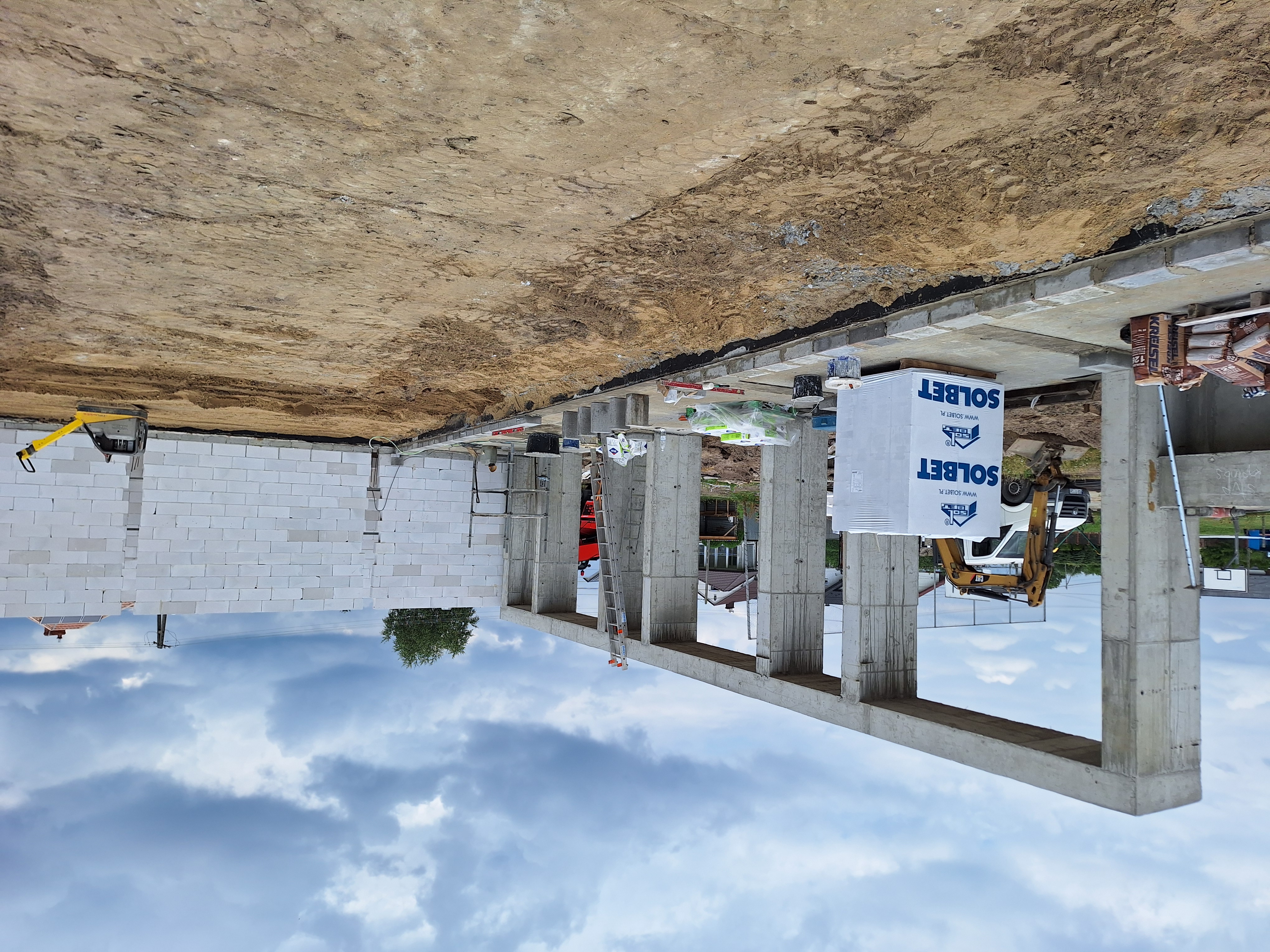 Zdjęcia z prac przy budowie hali sportowej w Partyni